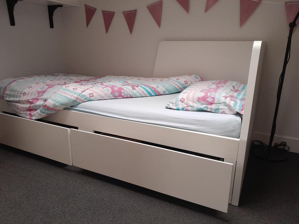 Kinderbed wit 80x200 met twee lades, incl. matras, Ophalen, 85 tot 100 cm, Zo goed als nieuw, Lattenbodem