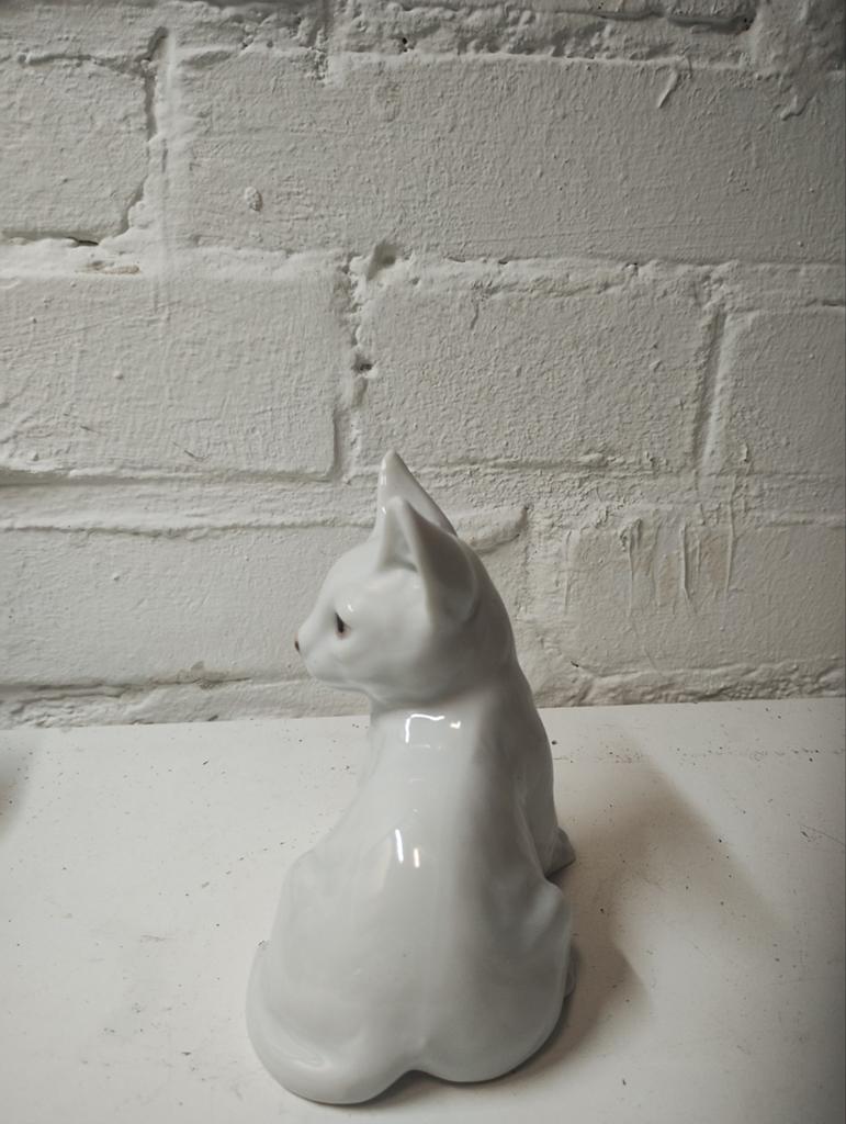 Vintage Wit Porseleinen Kat Beeldje - Elegant Decoratie, Antiek en Kunst, Ophalen of Verzenden