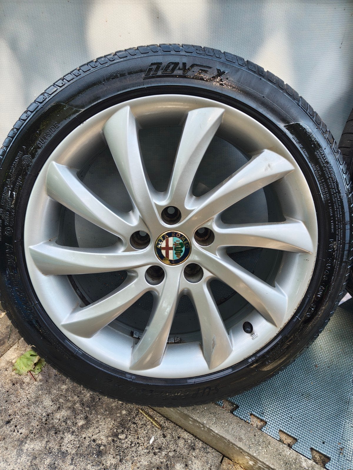 Alfa Romeo 17 inch velgen met zomerbanden 225/45ZR17, Ophalen, Gebruikt, Alfa Romeo
