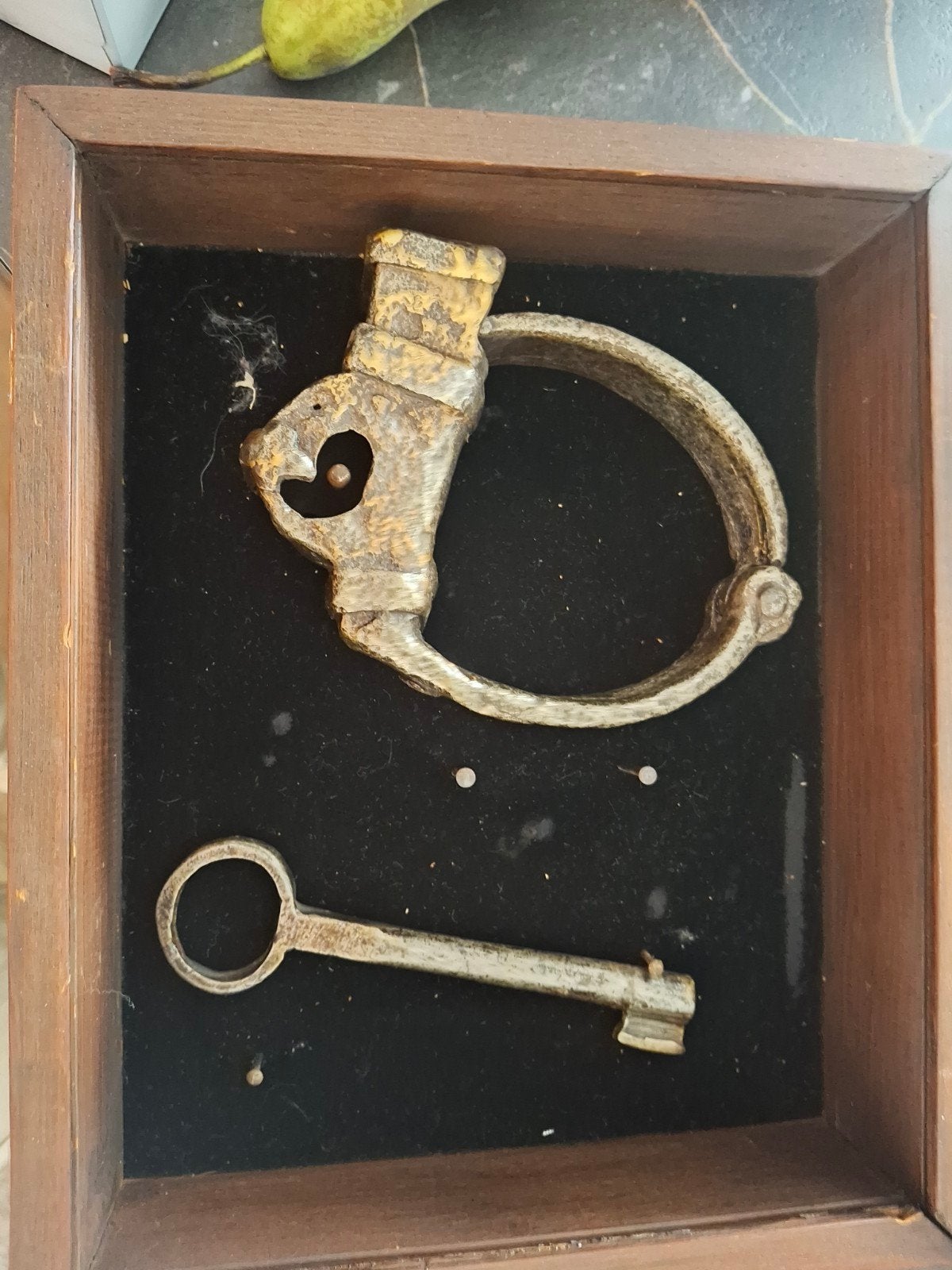 Antieke handboei met sleutel in houten lijst, Ophalen of Verzenden