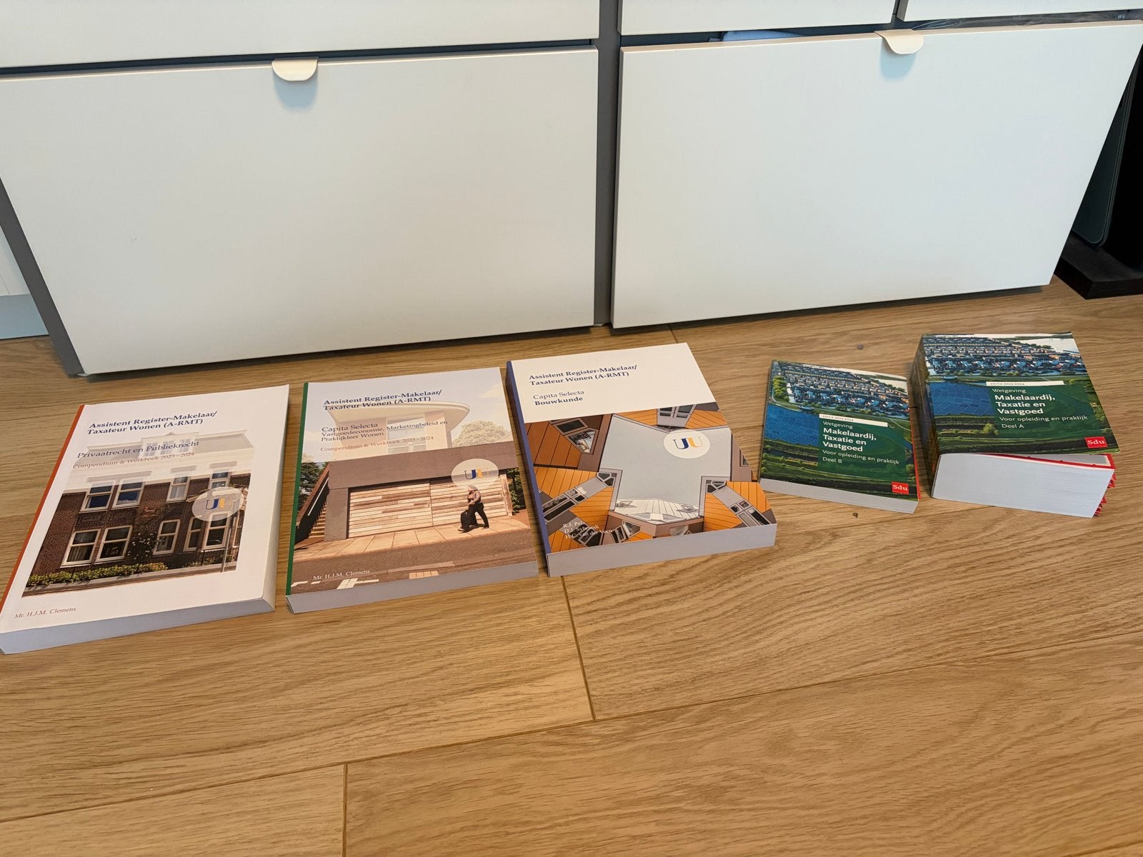 Studieboeken opleiding assistent register-makelaar, Boeken, Ophalen of Verzenden, Gamma, Gelezen, MBO