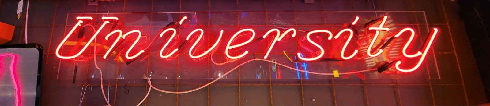 Neonreclame 'University' - lichtbak , lichtreclame, Onbekend@voorbeeld.com, Lichtbak of (neon) lamp, Onbekend, Ophalen of Verzenden