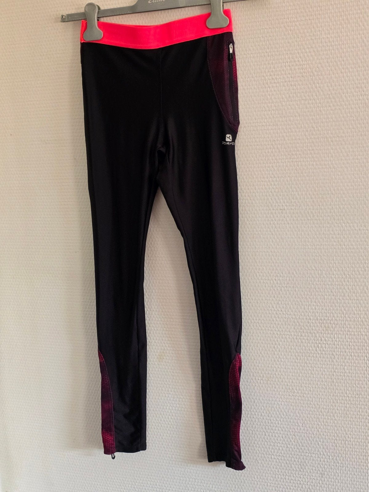Domyos sportlegging zwart/rood/roze maat 152, Kinderen en Baby's, Meisje, Sport- of Zwemkleding, Ophalen of Verzenden, Domyos