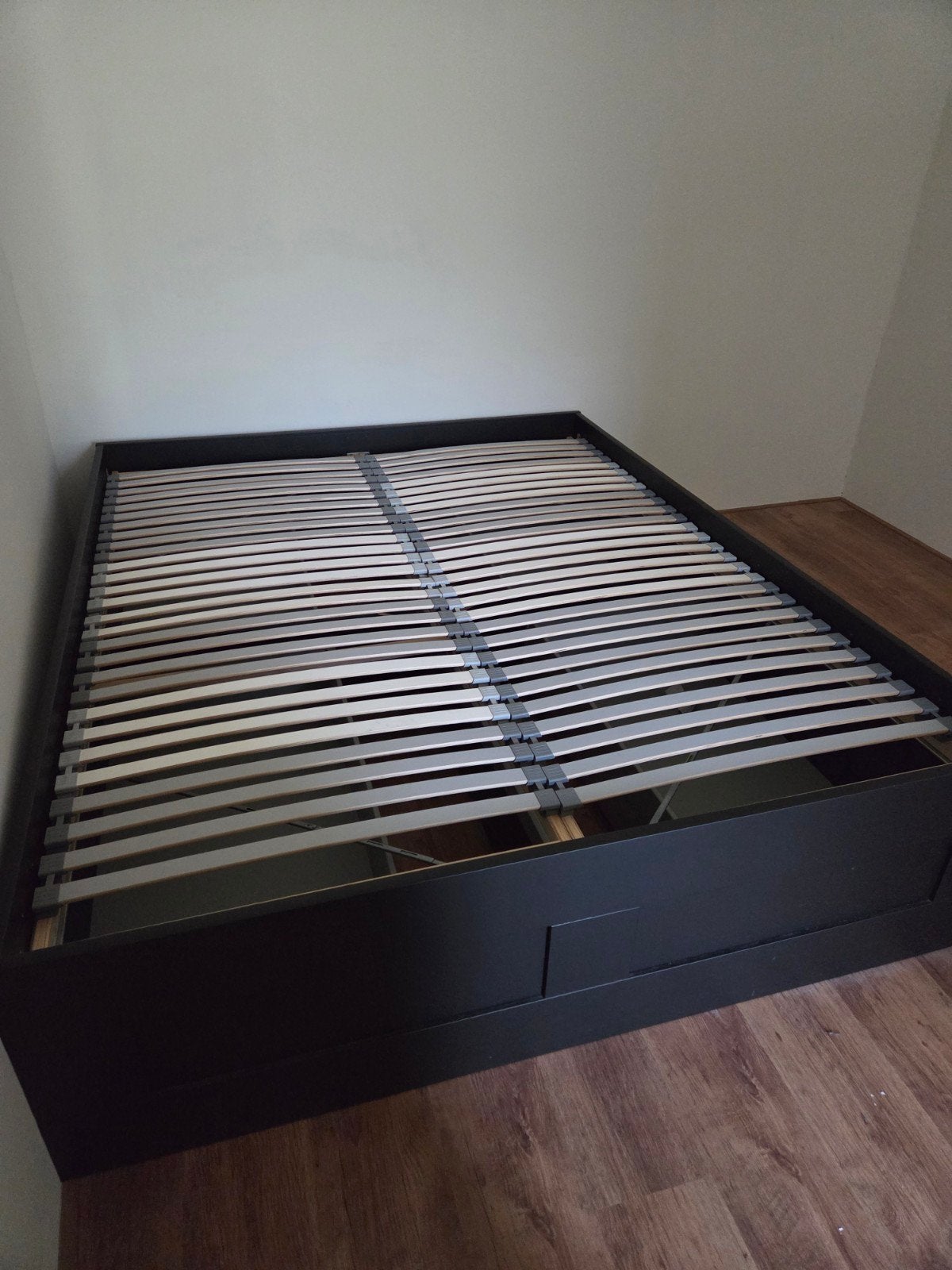 Gratis: stevig bed met 4 ladekasten (160x200 cm)