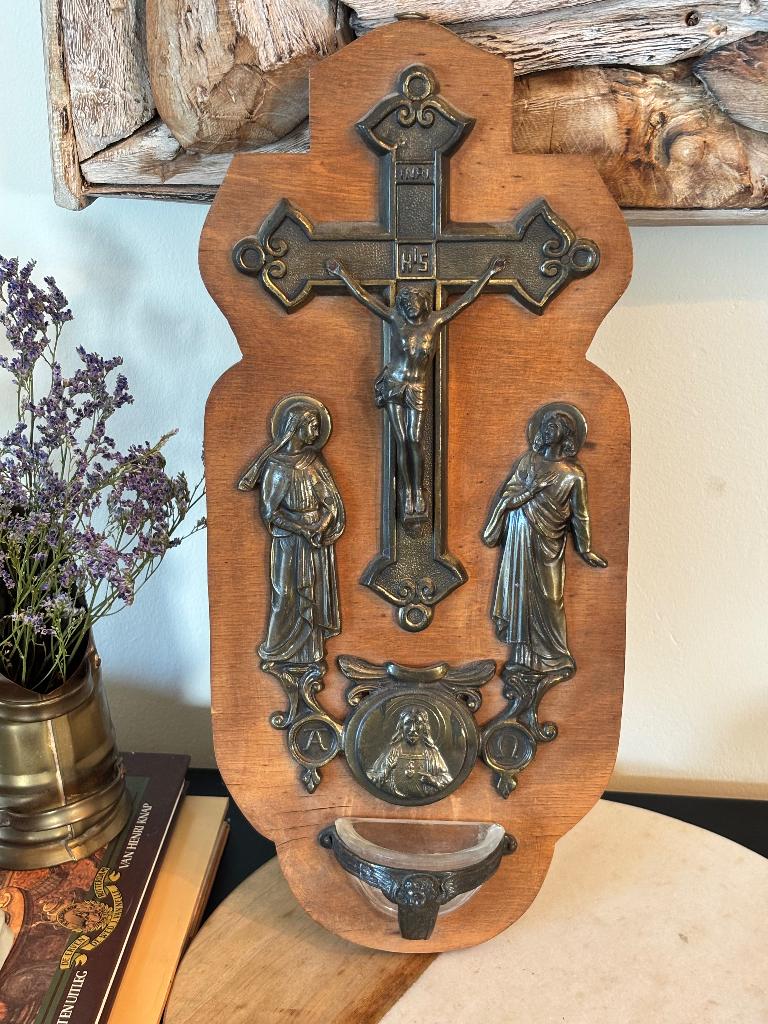 Antieke Crucifix met Wijwaterbakje Alpha Omega, Antiek en Kunst, Antiek | Religie, Ophalen of Verzenden
