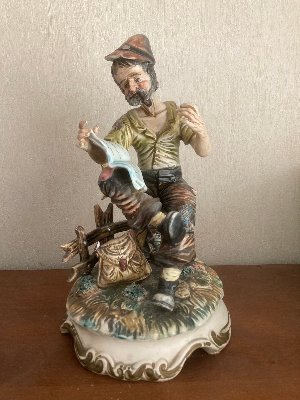 Capodimonte beeldje van zittende man met brief, Verzamelen, Beelden en Beeldjes, Ophalen, Gebruikt, Mens