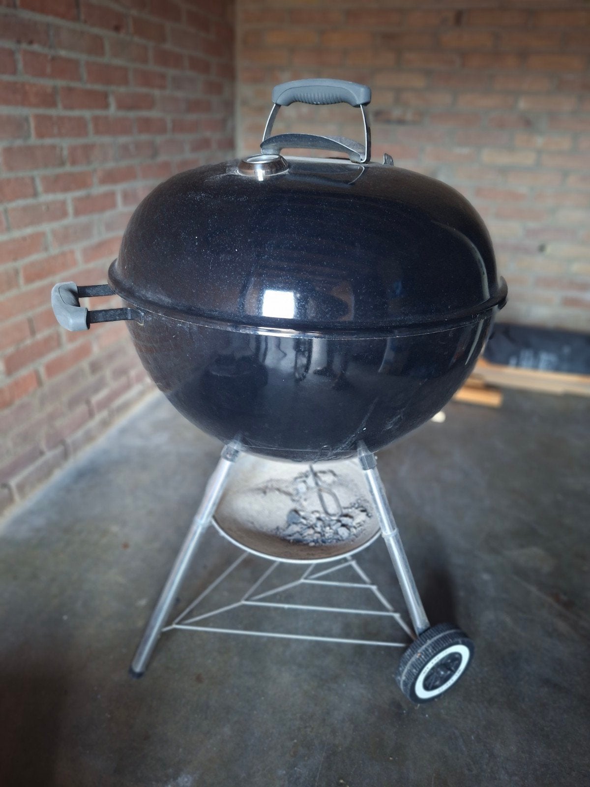 Weber Compact Kettle Houtskoolbarbecue 57cm - Zwart, Ophalen of Verzenden, Gebruikt, Weber
