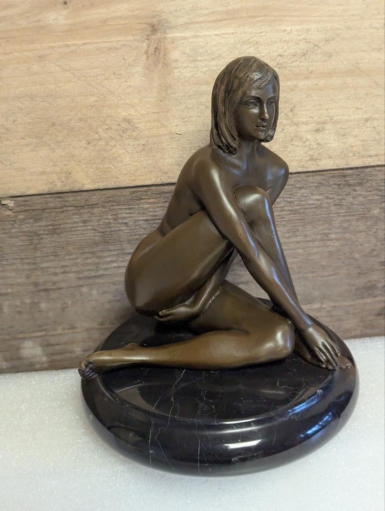 Bronzen beeld van een zittende vrouw op marmeren voet, Ophalen of Verzenden