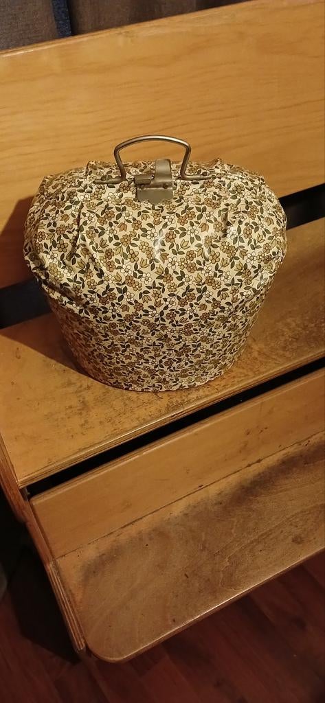 Vintage theemuts met knipsluiting € 40,00, Ophalen, Gebruikt, Overige stijlen, Overige typen