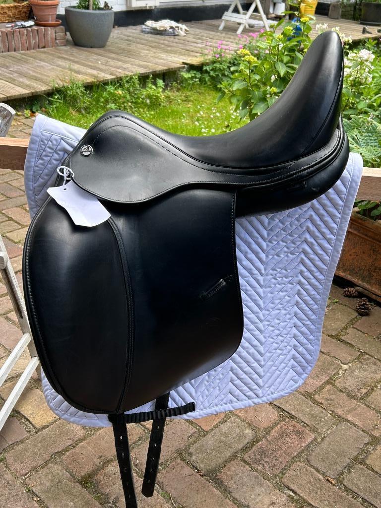 Nieuw zadel - nieuwe prijs: edele dressuurzadel, Dieren en Toebehoren, Paarden en Pony's | Zadels, Nieuw, Dressuur, Ophalen of Verzenden