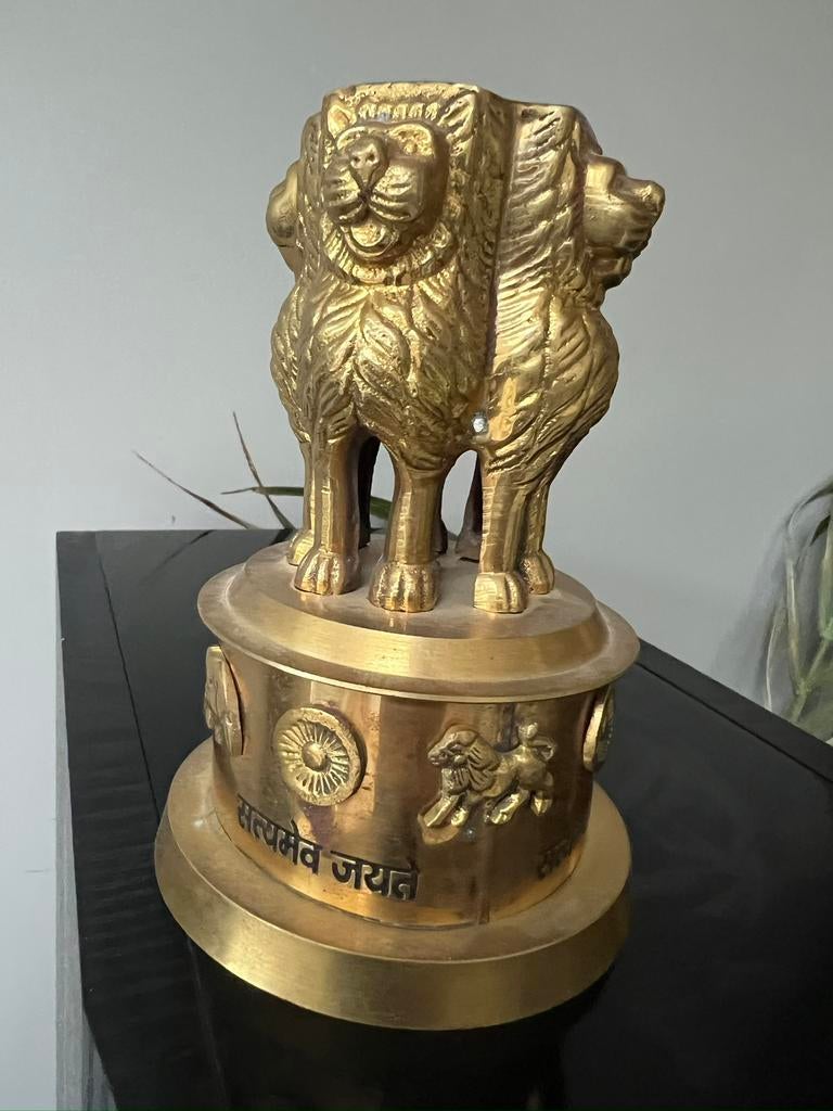 INDISCH MESSING ASHOKA ASHOK CHAKRA PILAAR UIT INDIA EMBLEEM, Antiek en Kunst, Ophalen of Verzenden, Koper