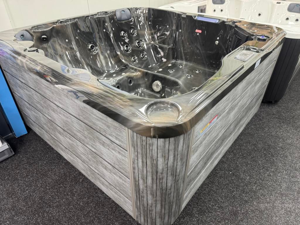 Deze nieuwe canadeze spa normaal €7250,- nu €6900,-, Ophalen of Verzenden, Nieuw, Trap, Vast