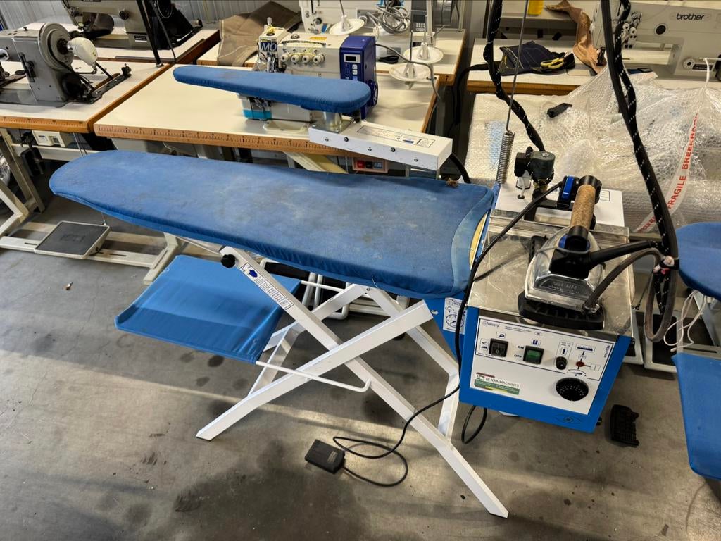Strijktafel met ingebouwde ketel 5L arm en tafel zuigsysteem, Strijkijzer met snoer, Gebruikt, Bielle, Ophalen of Verzenden