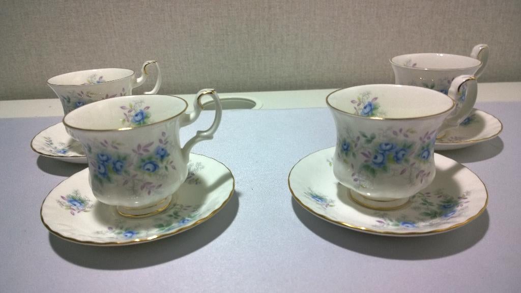 Royal Albert Bone China - Blue Blossom 4 Kop en Schotel, Antiek en Kunst, Ophalen