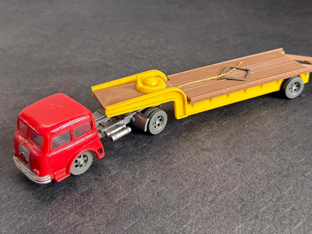SIKU Hanomag-Henschel HS 170T Auto-ambulance 1:60, Ophalen, Zo goed als nieuw, Auto