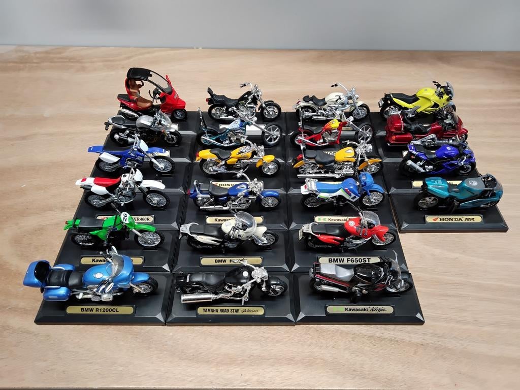 22 st Model motoren schaal 1:18 verschillende merken, Verzamelen, G1, Ophalen of Verzenden, Zo goed als nieuw, Autobots
