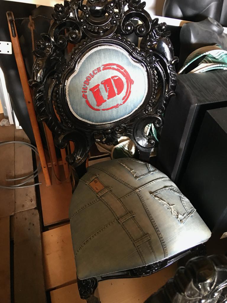 Handgemaakte stoelen bekleed met denim / jeans houtsnijwerk, Twee, Ophalen of Verzenden, Zo goed als nieuw, Stof