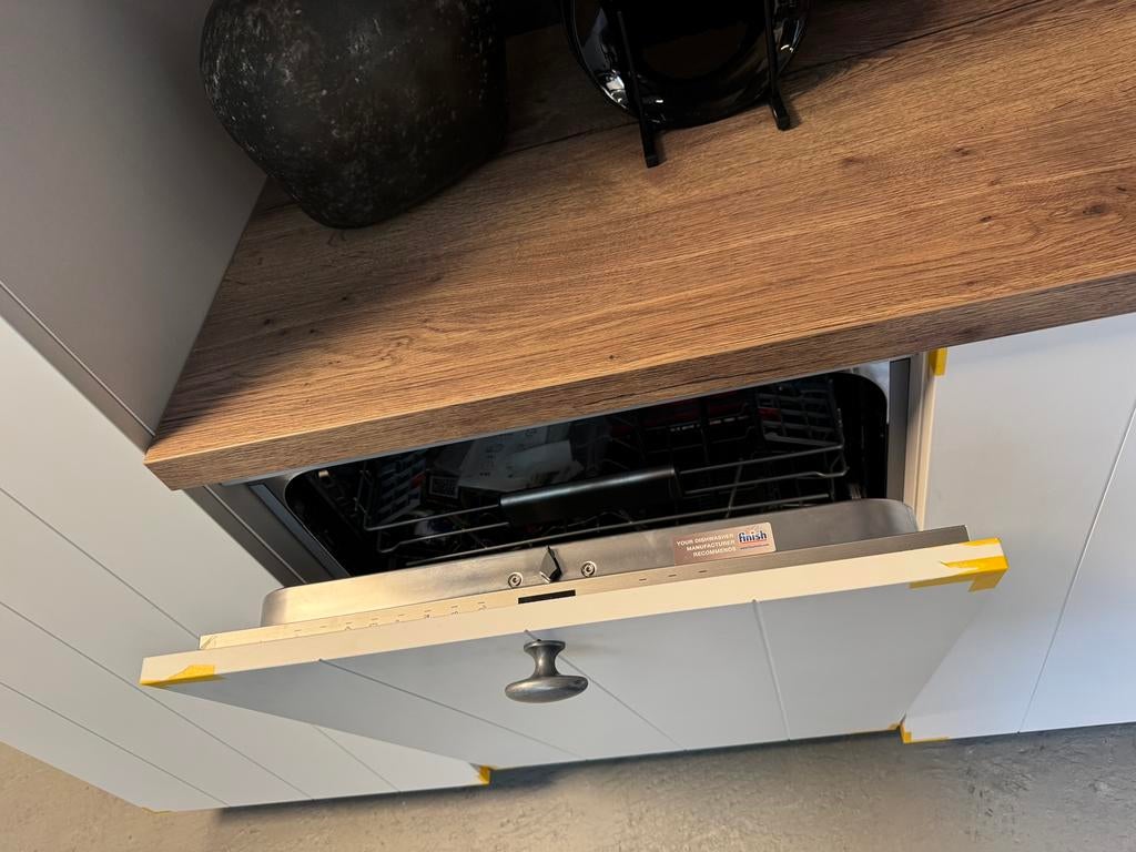 Landelijke witte gelakte hoekkeuken, Huis en Inrichting, Keuken | Complete keukens, Ophalen, Wit, Hoekkeuken, Nieuw