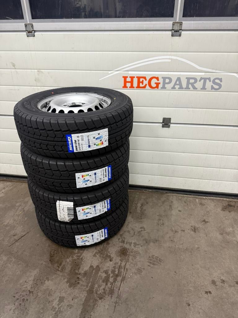 Set nieuwe winterbanden op velg mercedes sprinter crafter, Ophalen, Bestelwagen, 16 inch, Banden en Velgen