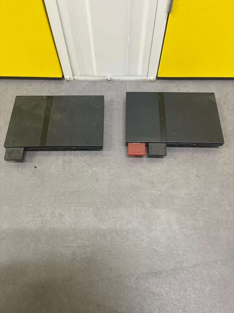 2x PlayStation 2 met controllers, Spelcomputers en Games, Spelcomputers | Sony PlayStation 2, Gebruikt, Zwart, Met 2 controllers