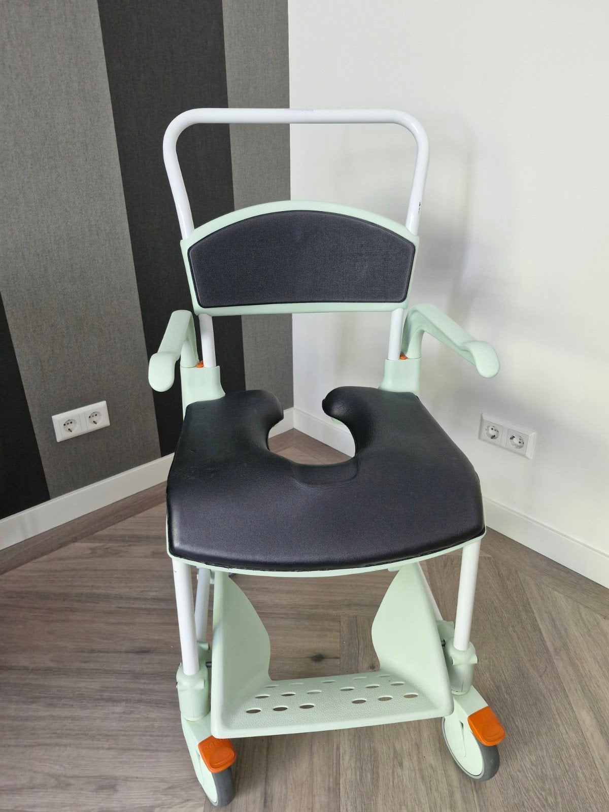 Etac Clean Toiletstoel verrijdbare met zachte bekleding, Ophalen of Verzenden, Zo goed als nieuw