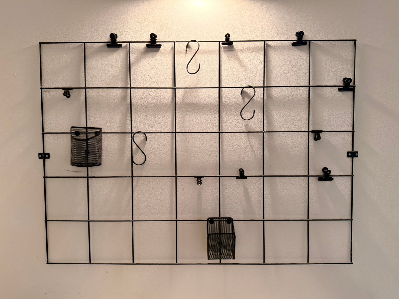 Groot zwart metalen rasterbord/memobord met clips en S-haken, Ophalen, Zwart, Zo goed als nieuw, Metaal