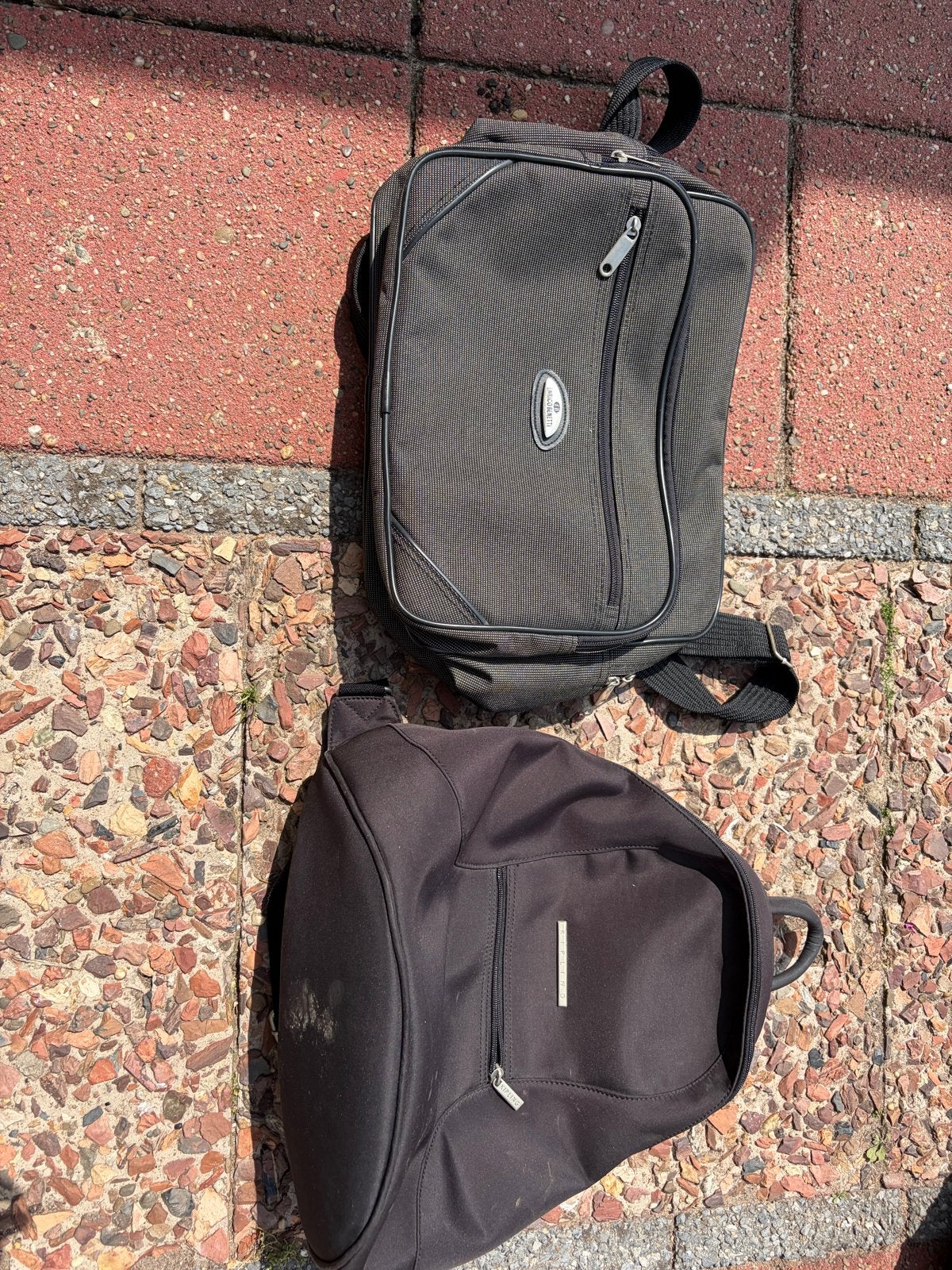 Gratis af te halen: 2 tassen, Gebruikt, 25 tot 40 cm, 30 tot 45 cm, Ophalen