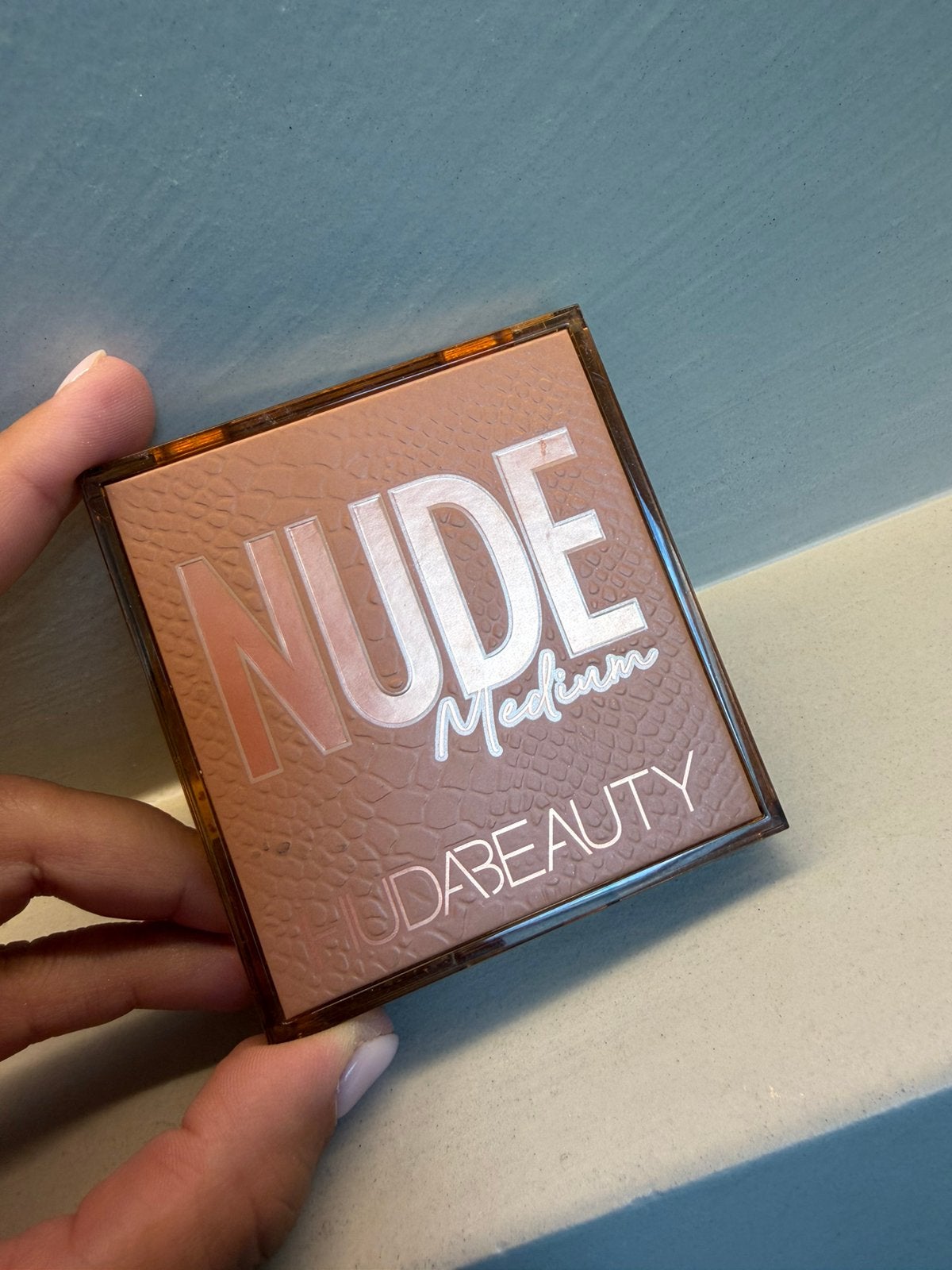 Huda Beauty nude medium, Ophalen of Verzenden, Zo goed als nieuw