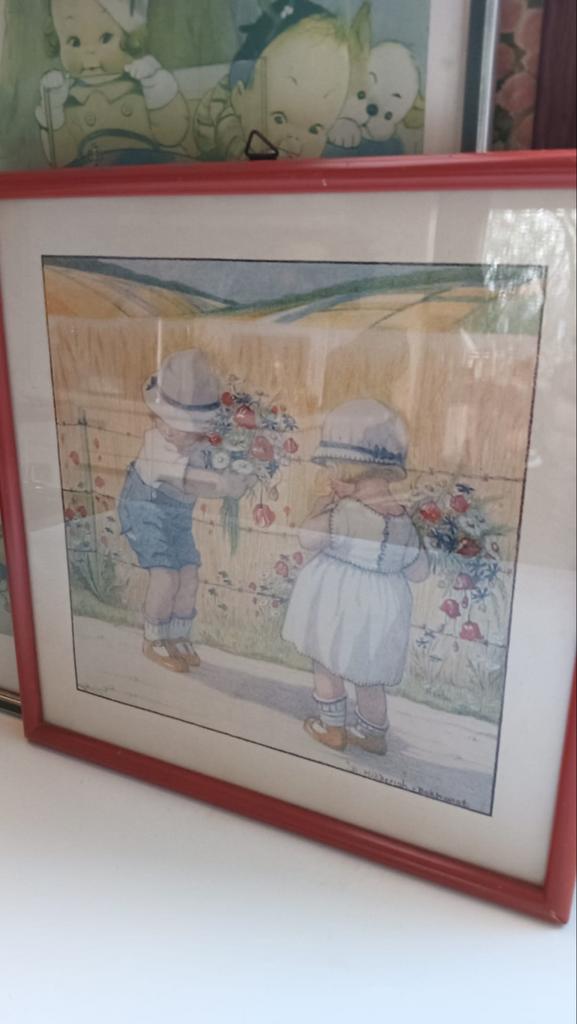 Charmante kinderprent: Jongen en meisje plukken bloemen, Ophalen of Verzenden, Gebruikt, Print, Minder dan 50 cm