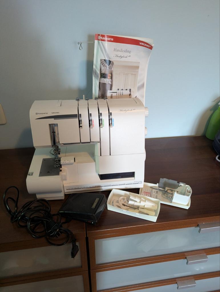 Huskylock s 21, Hobby en Vrije tijd, Naaimachines en Toebehoren, Ophalen of Verzenden, Zo goed als nieuw, Lockmachine, Overige merken