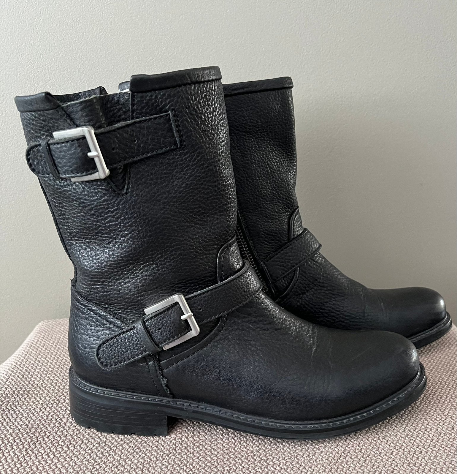 Zwarte leren biker boots met gespen, Kleding | Dames, Schoenen, Verzenden, Zo goed als nieuw, Zwart, Lage of Enkellaarzen