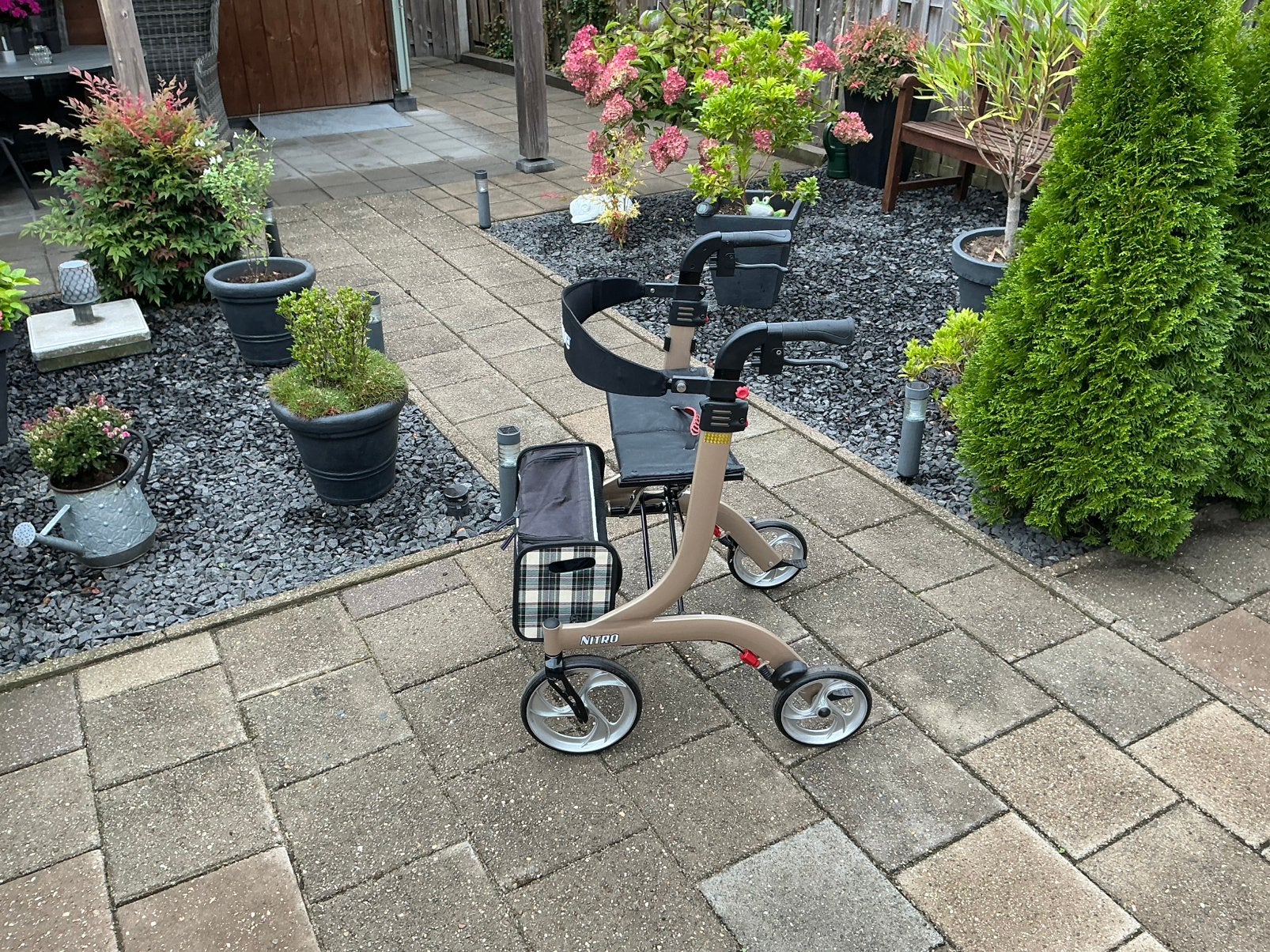 Super mooie nitro rollator maat m  met stokhouder, Diversen, Verpleegmiddelen, Ophalen, Zo goed als nieuw