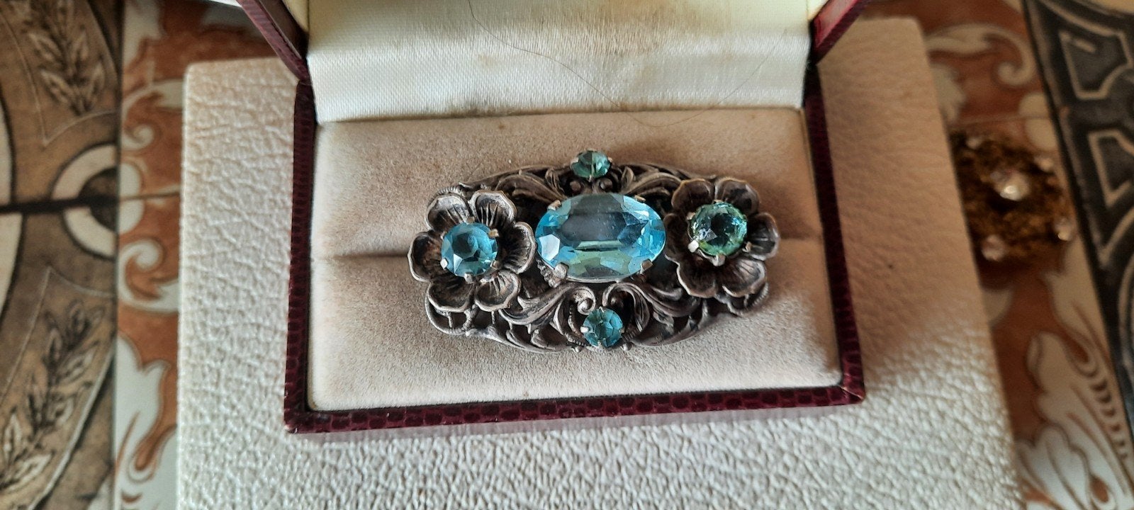 Antieke ajour broche met Jugendstil decor en Blauwe Stenen, Overige materialen, 4 tot 7 cm, Gebruikt, Ophalen of Verzenden