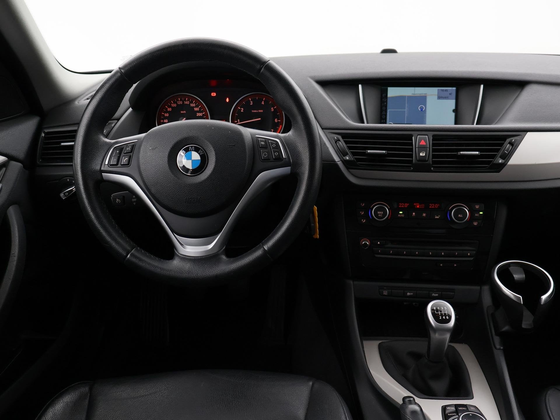 BMW X1 sDrive20i 184 PK UPGRADE EDITION + LEDER | XENON | NA, X1, Euro 5, Achterwielaandrijving, Zwart