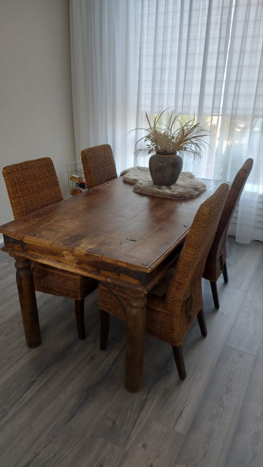 Landelijke massief houten eettafel met 4 rotan stoelen, Huis en Inrichting, Tafels | Eettafels, Ophalen, Gebruikt, 50 tot 100 cm