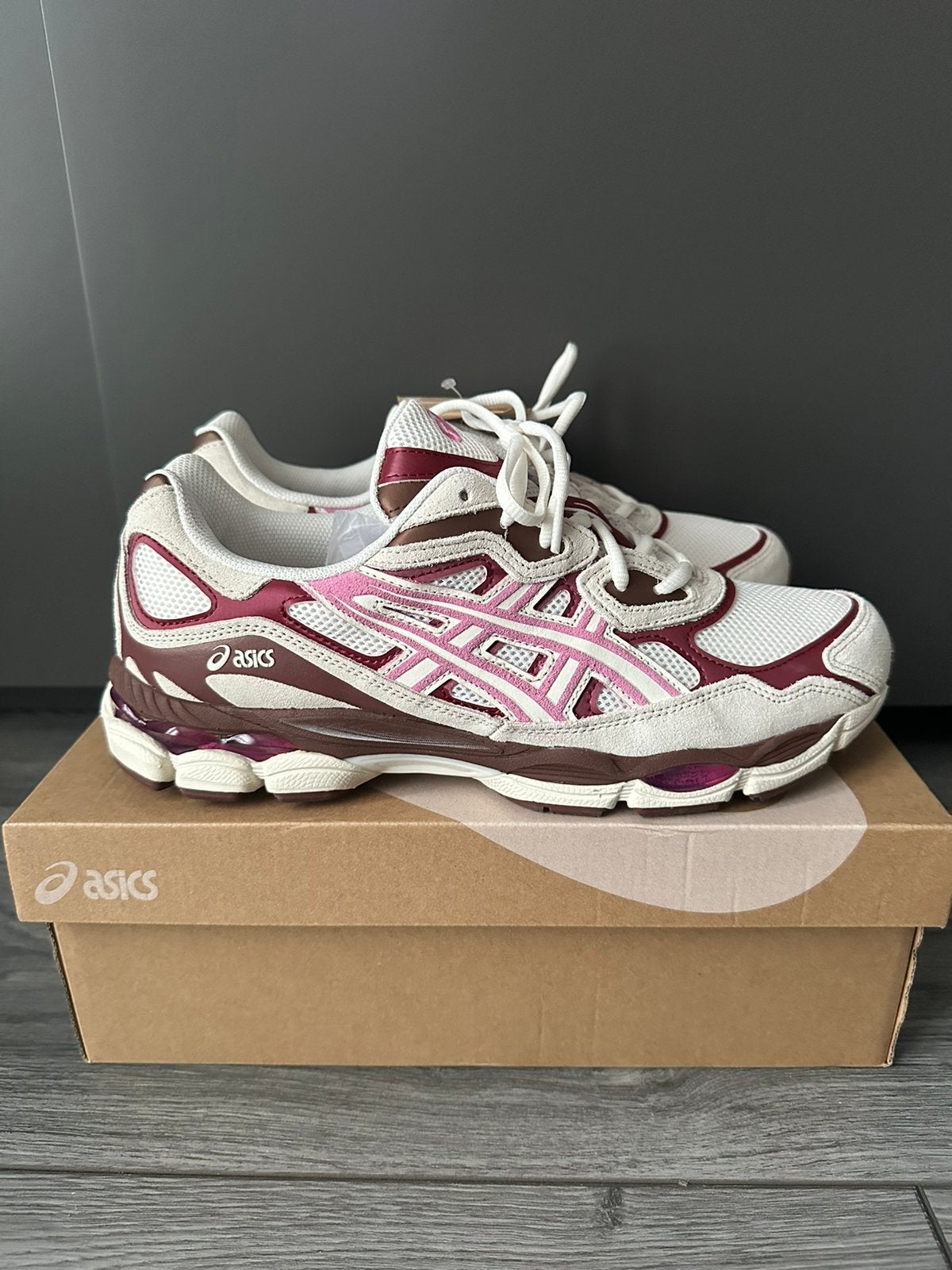 Asics Gel NYC Pink Cherry ZALANDO Exclusive 44.5, Ophalen of Verzenden, Nieuw, Overige kleuren, Sneakers of Gympen