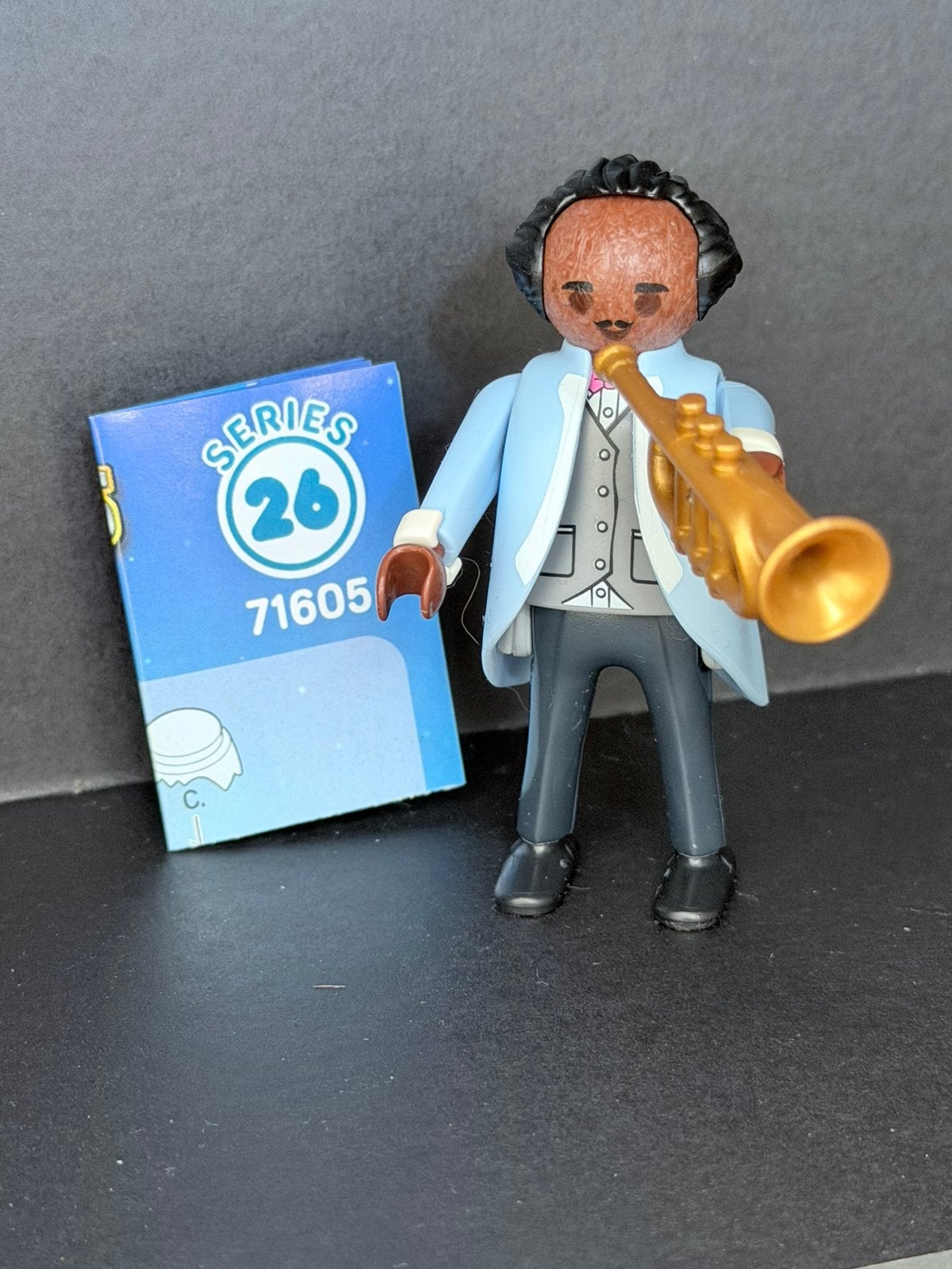 Aug 051: playmobil figures serie 26: man met trompet, Ophalen of Verzenden, Nieuw, Complete set