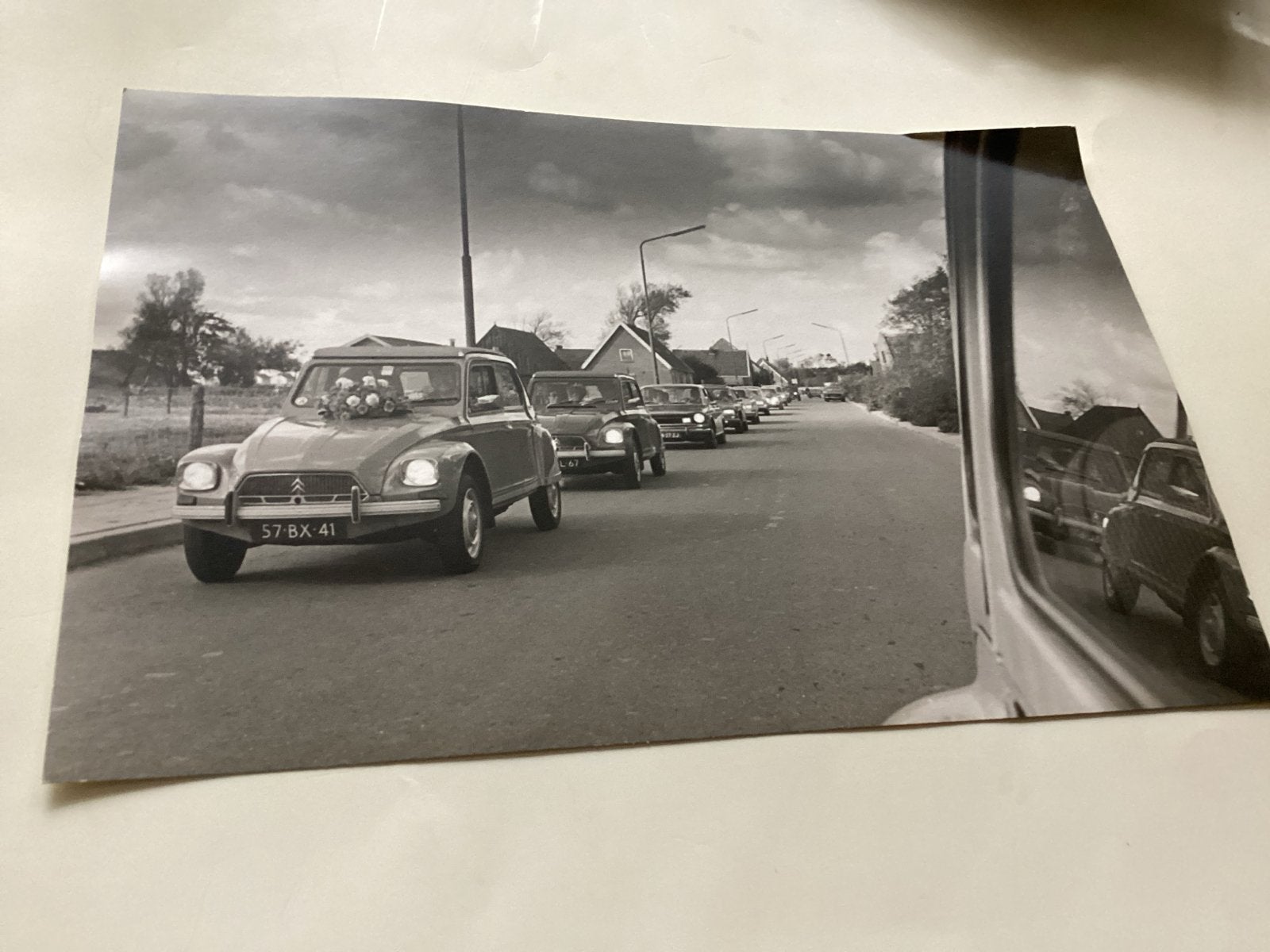 Zwart-wit foto v van Eenden (Citroën 2CV's) 17x23 cm, 1960 tot 1980, Gebruikt, Foto, Ophalen of Verzenden