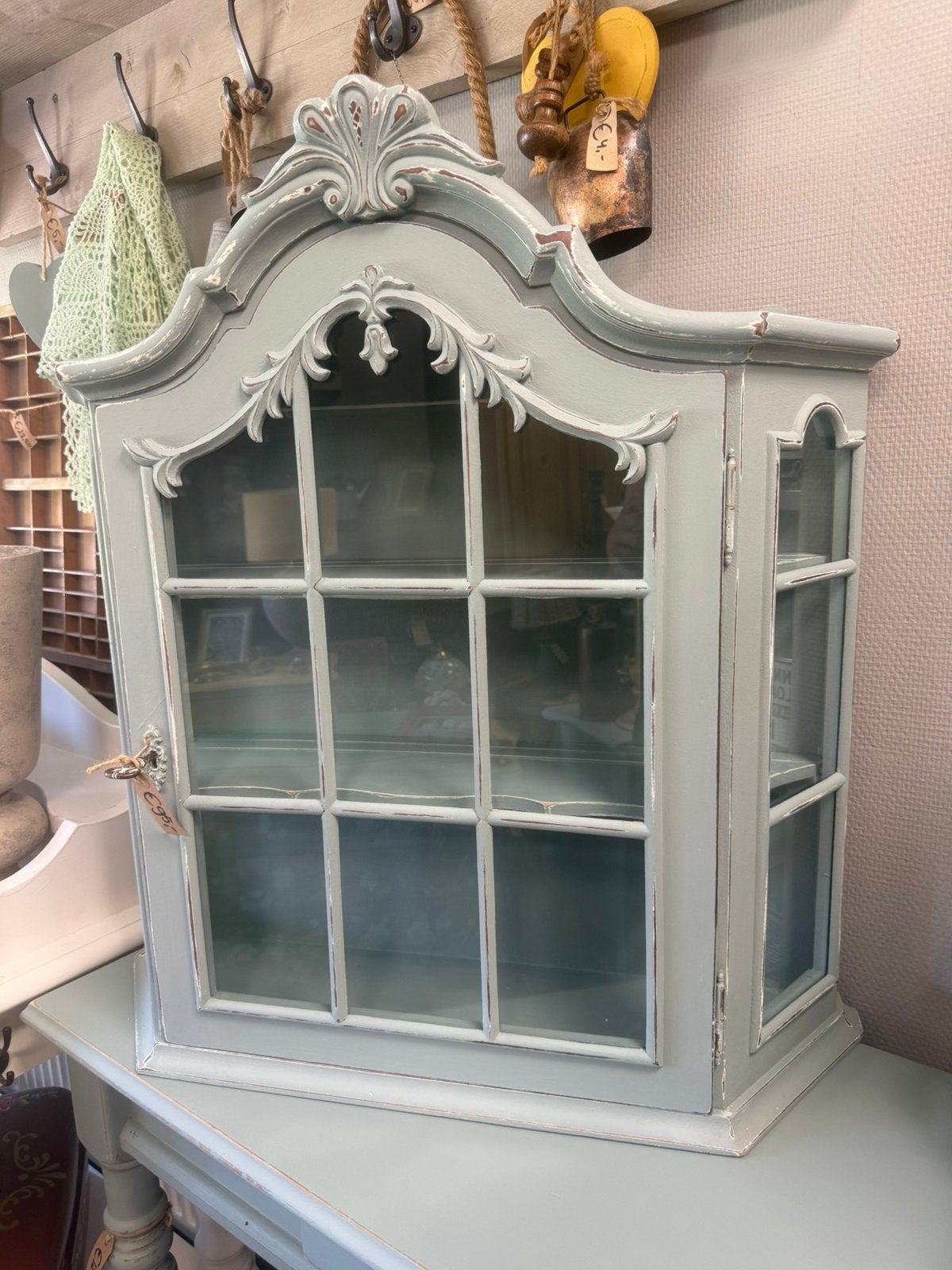Brocante hangvitrine kastje, Ophalen, 50 tot 100 cm, Zo goed als nieuw, Minder dan 100 cm