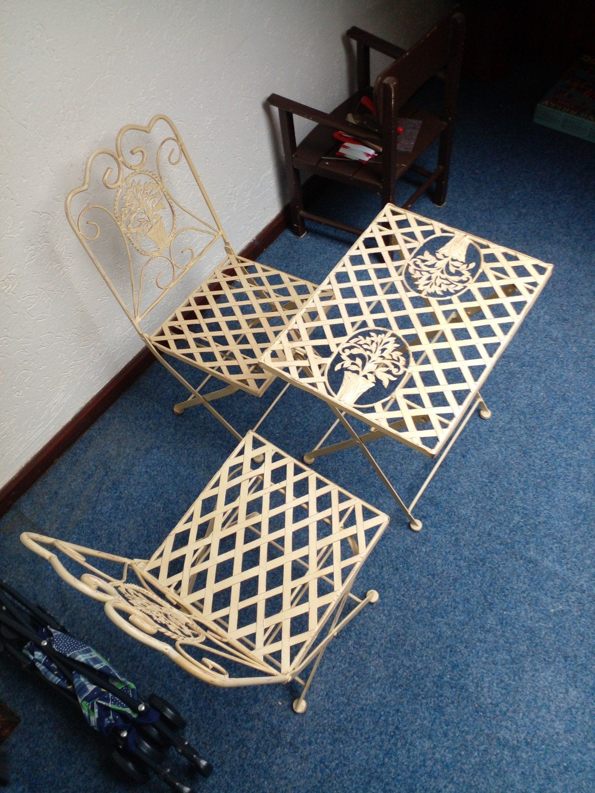 Vintage kindertafel en stoeltjes set - Crème metaal, Kinderen en Baby's, Kinderkamer | Tafels en Stoelen, Ophalen, Gebruikt, Tafel(s) en Stoel(en)