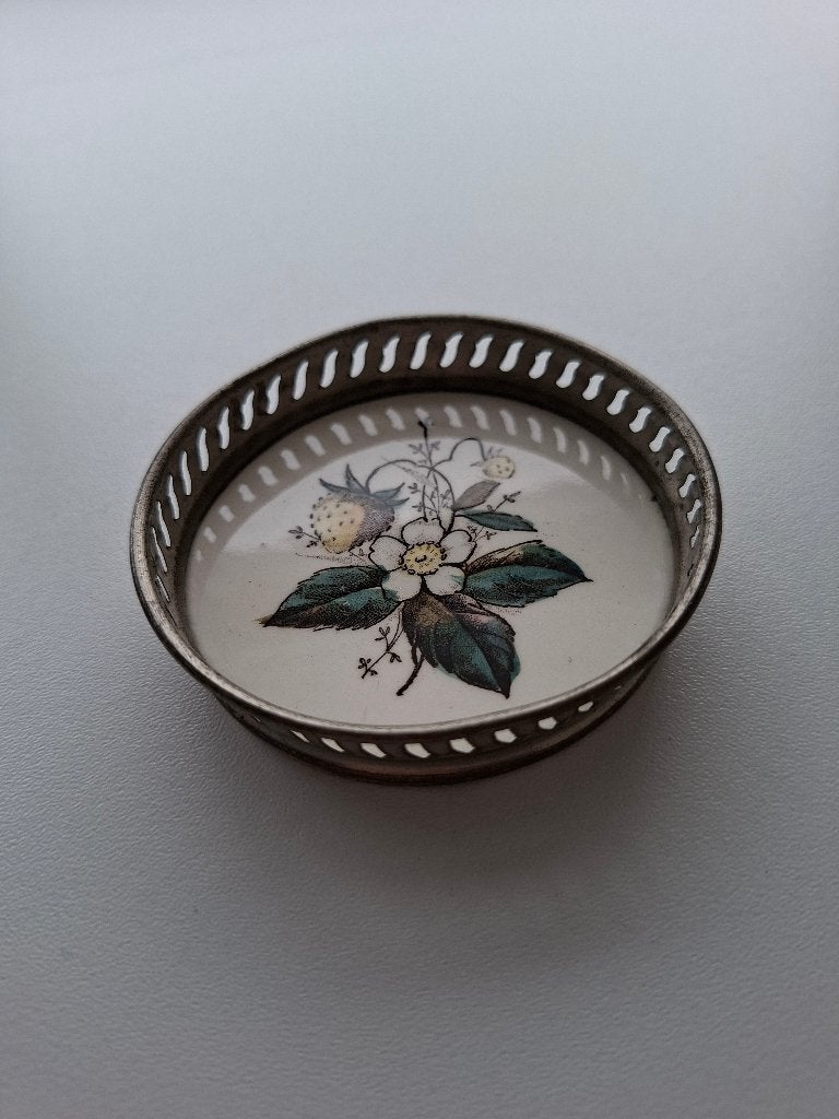 Antieke porseleinen onderzetter met metalen rand, Antiek en Kunst, Ophalen of Verzenden