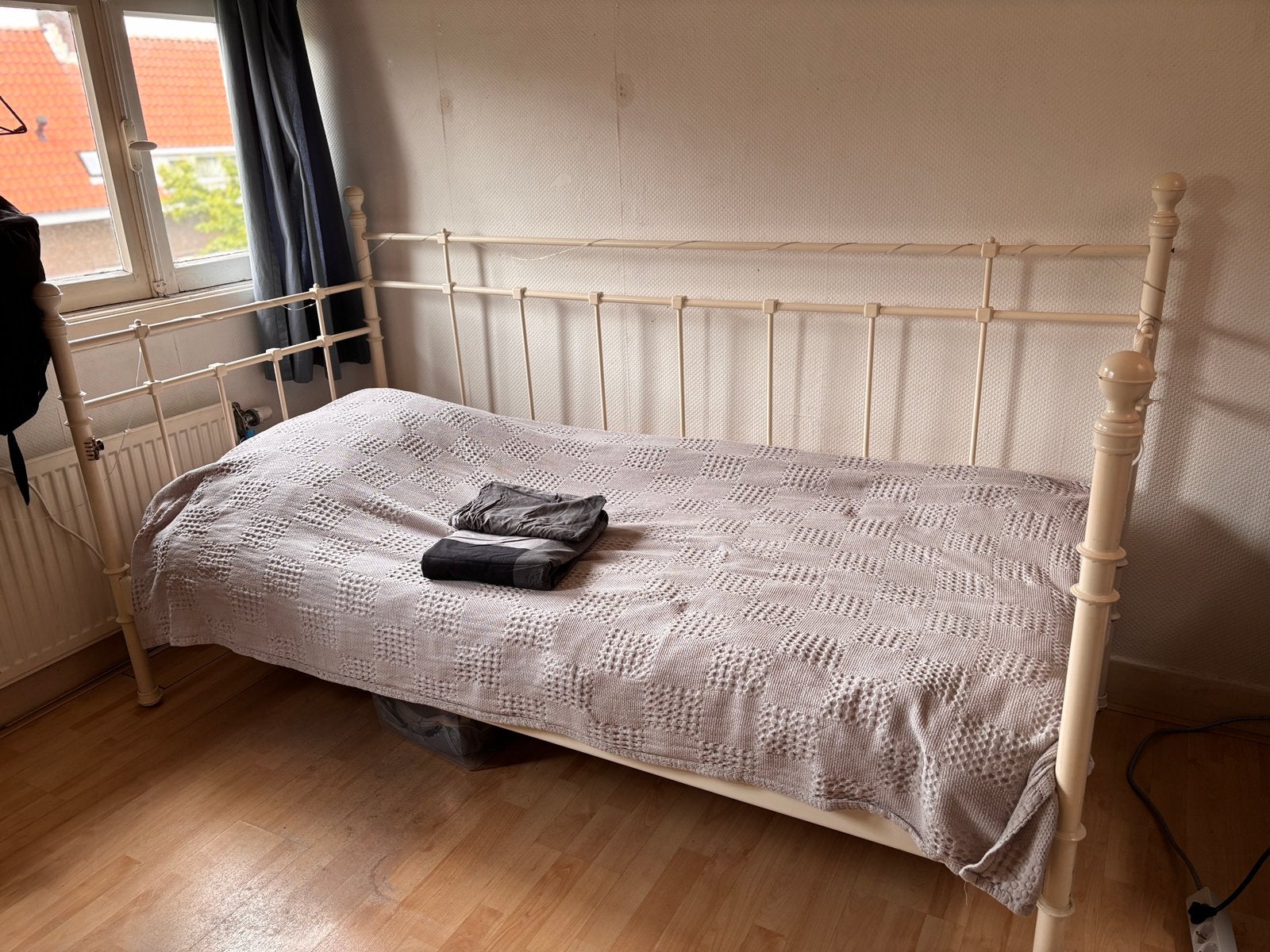 Bed frame, bed matress and bed textile, Ophalen, 90 cm, Eenpersoons, Zo goed als nieuw