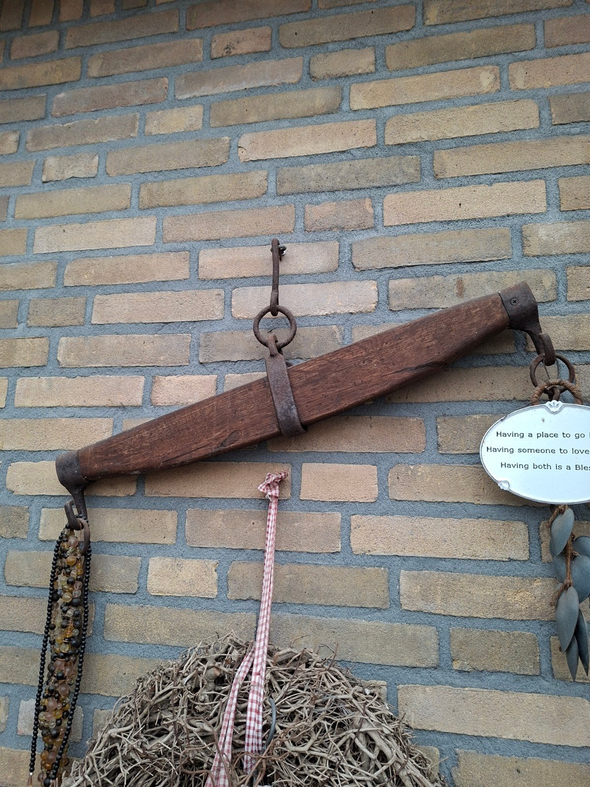 Decoratieve houten juk met metalen beslag, Ophalen
