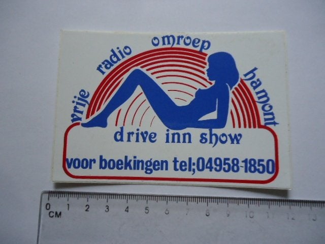 sticker oud PIRAAT Radio pinup Hamont pin up piraten zender, Verzenden, Zo goed als nieuw, Bedrijf of Vereniging