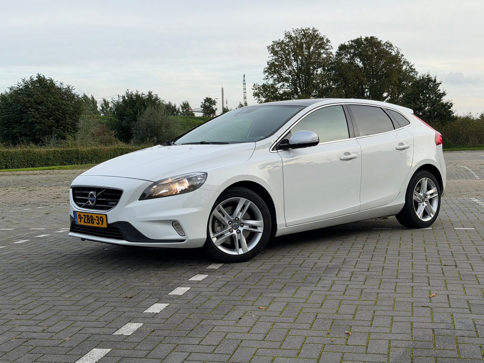 Volvo V40 2.0 D4 190PK 2014 Wit R-design, Voorwielaandrijving, Zwart, Wit, Particulier