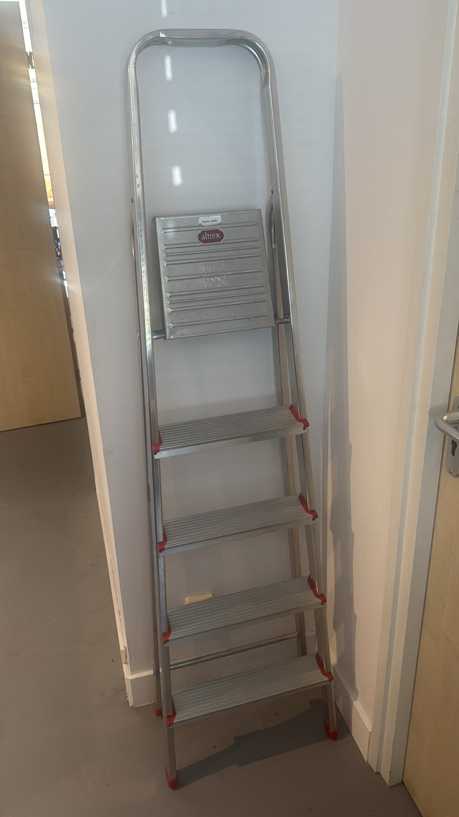 Altrex Huishoudtrap 5 treden, Ophalen of Verzenden, Zo goed als nieuw, Minder dan 2 meter, .