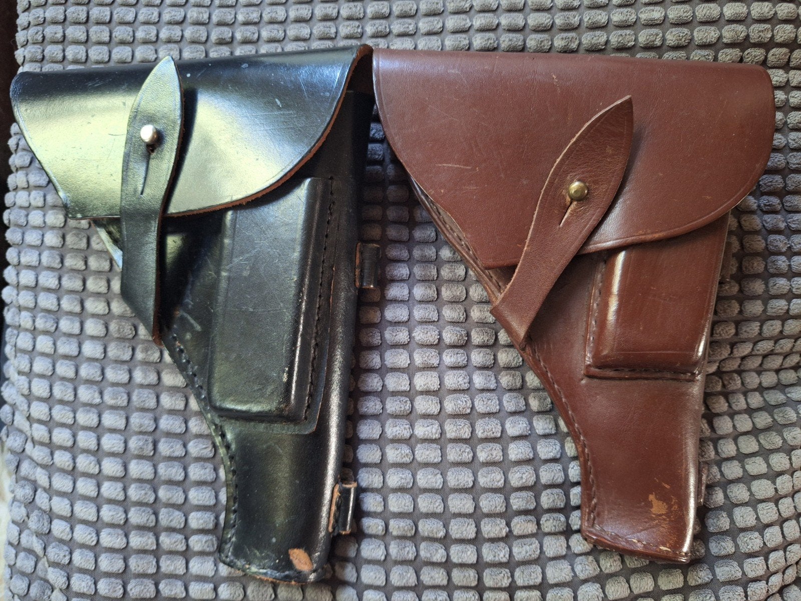 2x russisch sovjet Tokarev TT33 holster., Verzamelen, Ophalen of Verzenden, Nederland, Embleem of Badge
