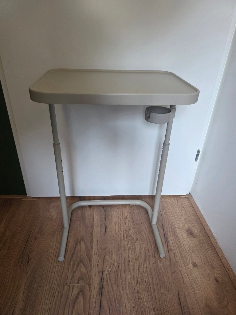 IKEA BJÖRKÅSEN laptoptafel - verstelbaar met bekerhouder, Computers en Software, Ophalen, In hoogte verstelbaar