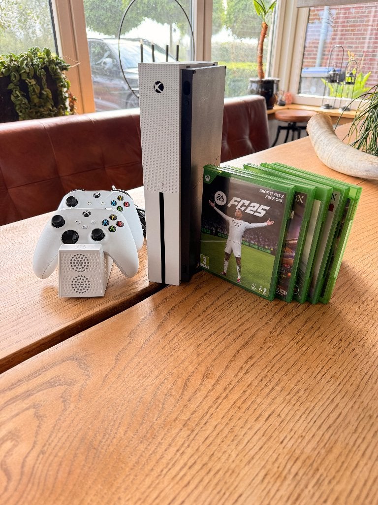 Xbox One S 1TB + 2 Controllers + 5 Games | FC 25 & F1 24, Ophalen of Verzenden, Zo goed als nieuw, Eén computer, Role Playing Game (Rpg)
