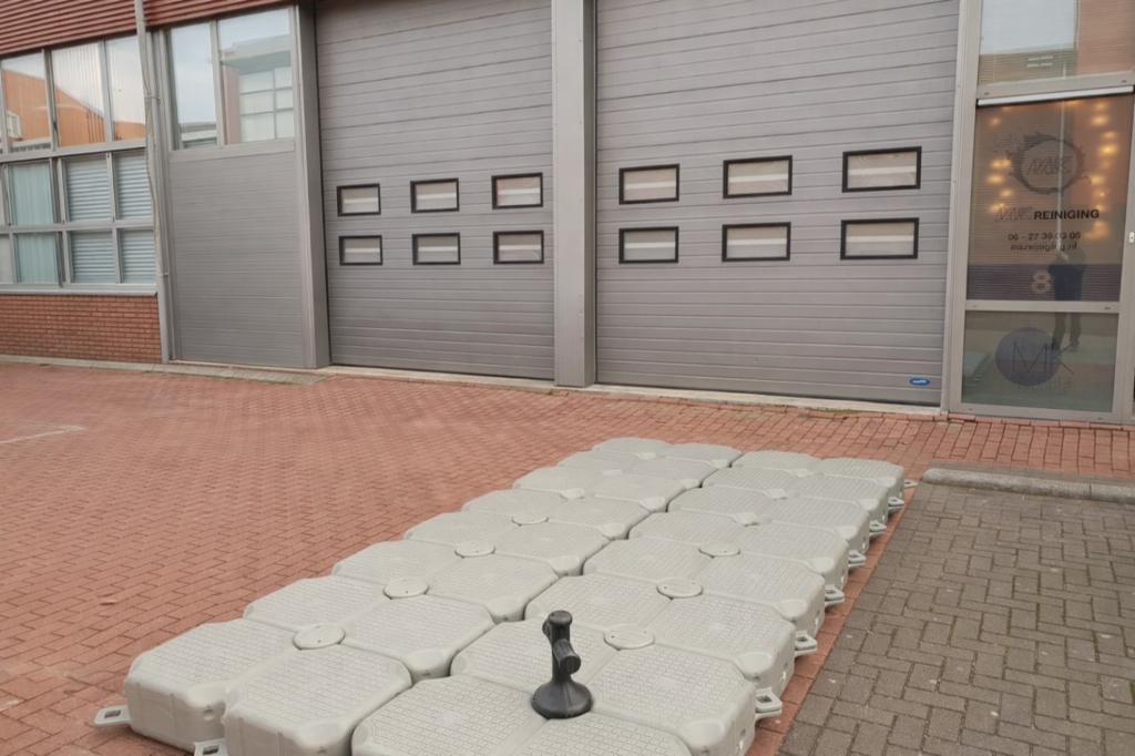 Te Huur kunstof pontons